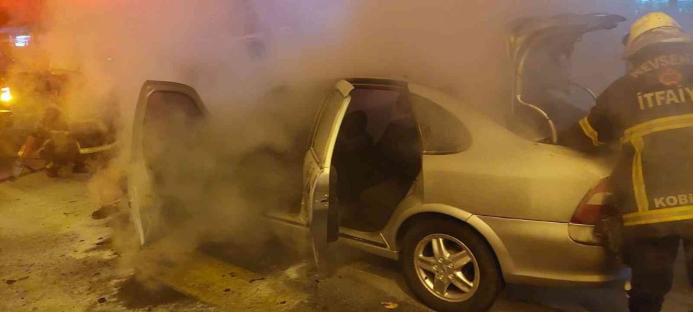 Nevşehir'de park halindeki otomobil alev alev yandı