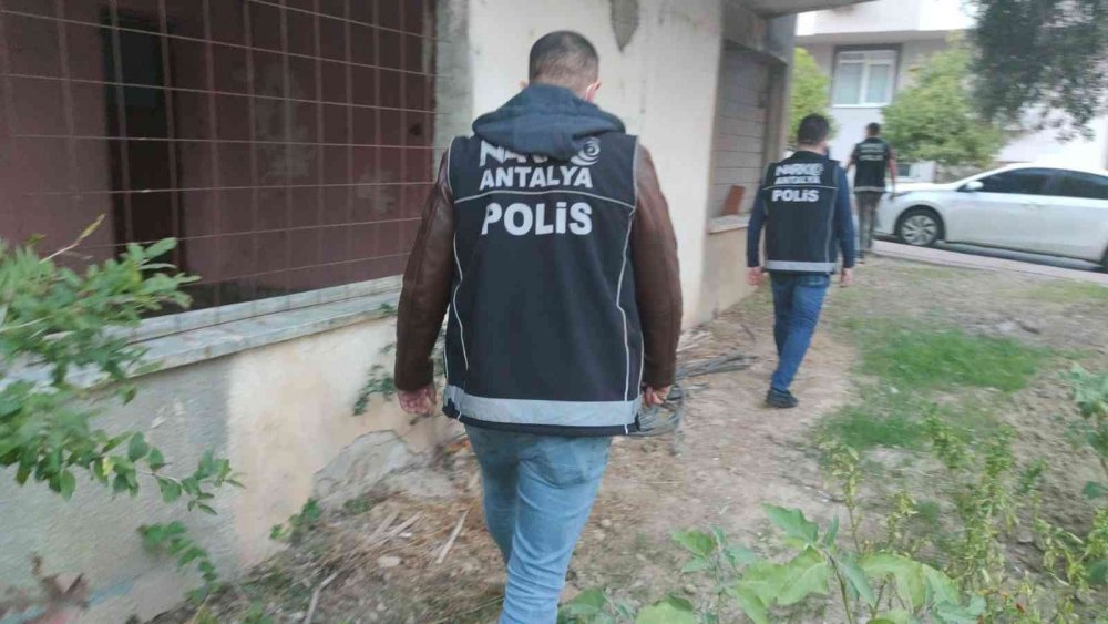 Antalya'da metruk binalara emniyet önlemi