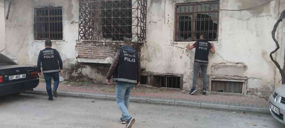 Antalya'da metruk binalara emniyet önlemi