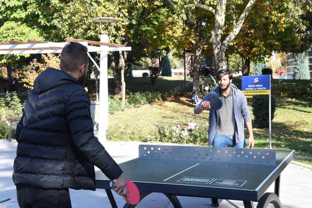 Konya'da raketi eline alan parklara koştu