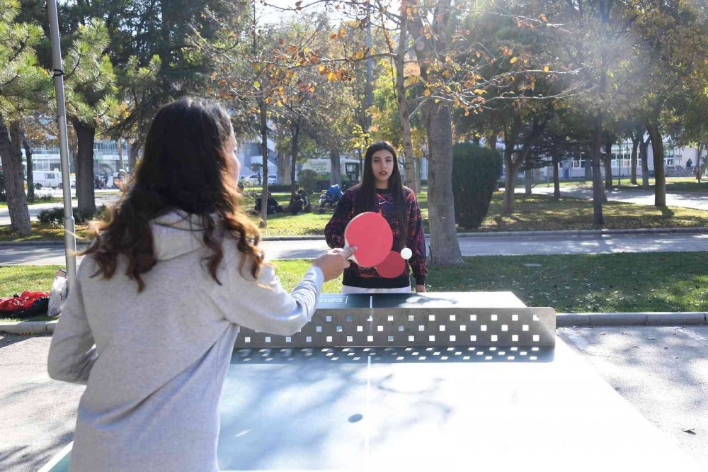 Konya'da raketi eline alan parklara koştu