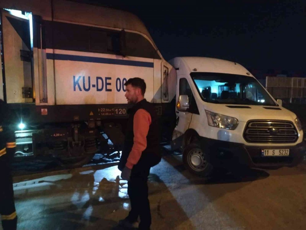 Biecik'te korkutan kaza! Yakıt yüklü tren servis minibüsüne çarptı