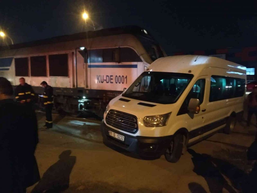 Biecik'te korkutan kaza! Yakıt yüklü tren servis minibüsüne çarptı