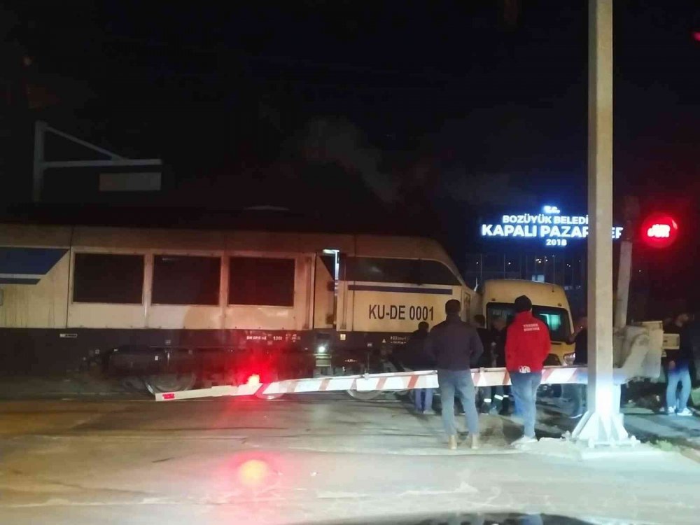 Biecik'te korkutan kaza! Yakıt yüklü tren servis minibüsüne çarptı