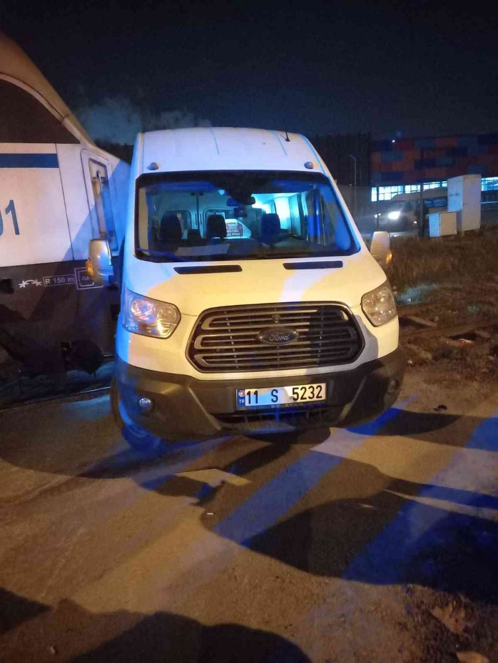 Biecik'te korkutan kaza! Yakıt yüklü tren servis minibüsüne çarptı