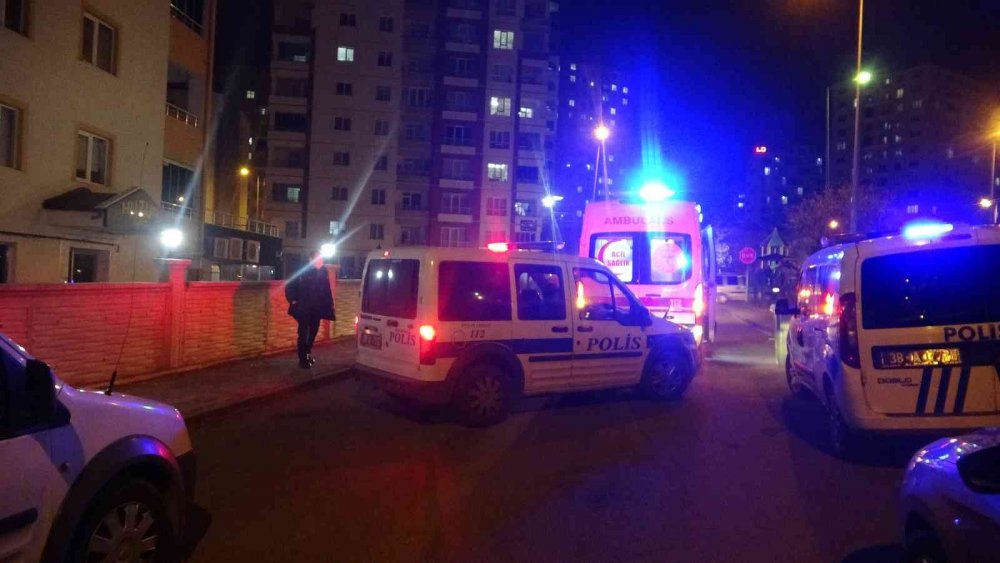 Babası tarafından bıçaklanan 2 çocuk annesi kadın öldü