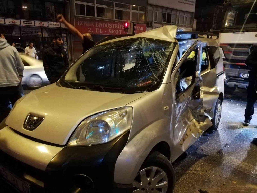 Kırmızı ışık ihlali kazayı getirdi! Beton mikserinin çarptığı araçta 1’i ağır 2 yaralı