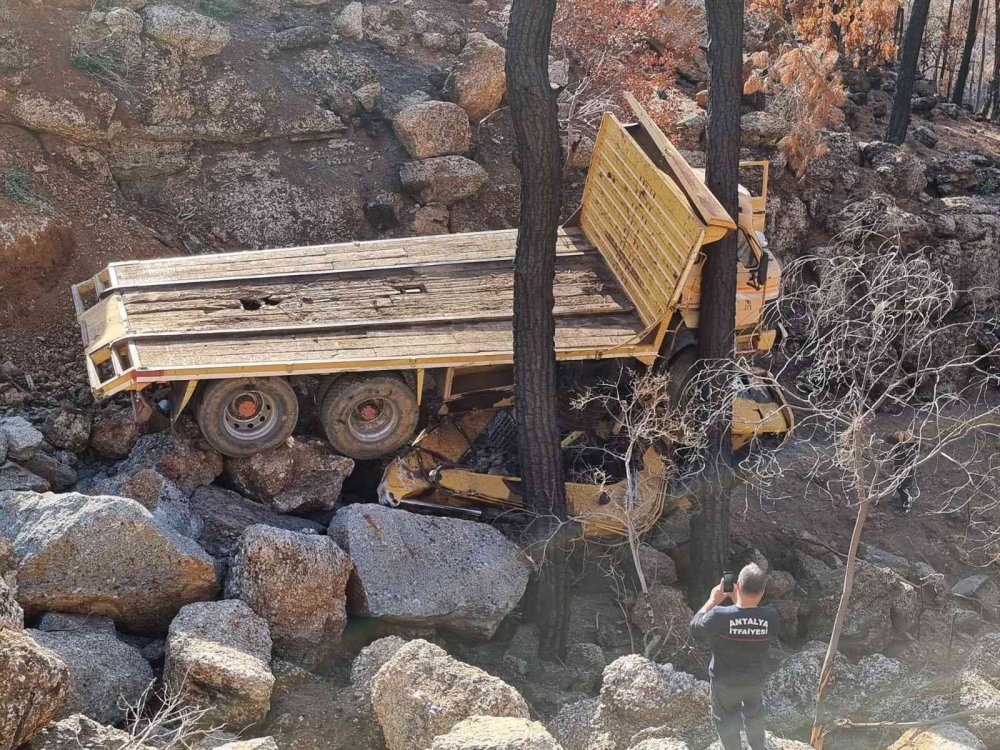 Manavgat'da iş makinesi yüklü kamyon şarampole devrildi! 2 yaralı