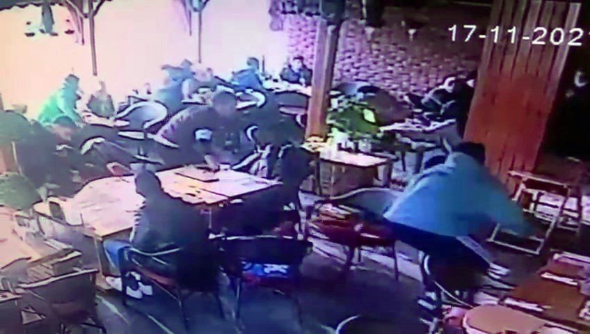 Düzce'deki depremde korkudan bayılan kadın böyle görüntülendi