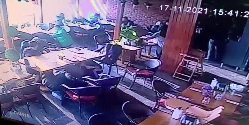 Düzce'deki depremde korkudan bayılan kadın böyle görüntülendi