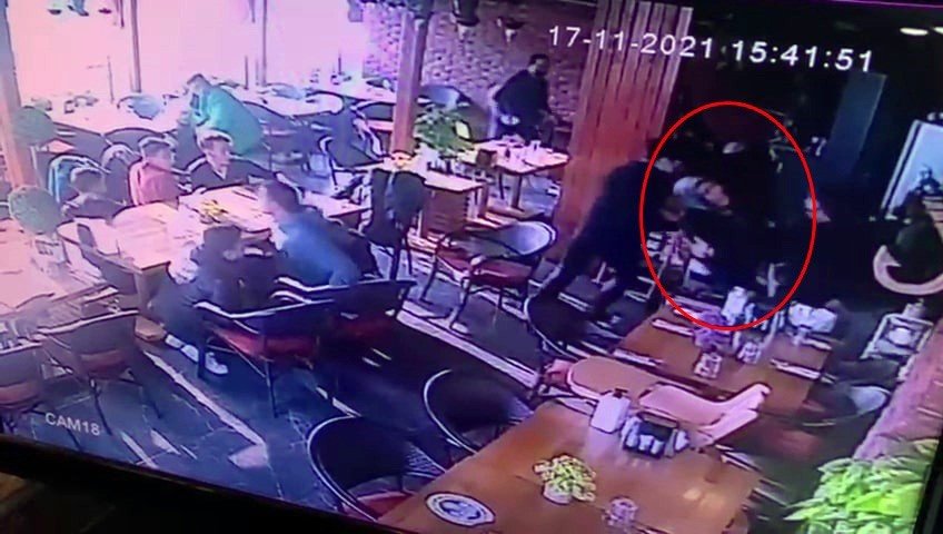 Düzce'deki depremde korkudan bayılan kadın böyle görüntülendi