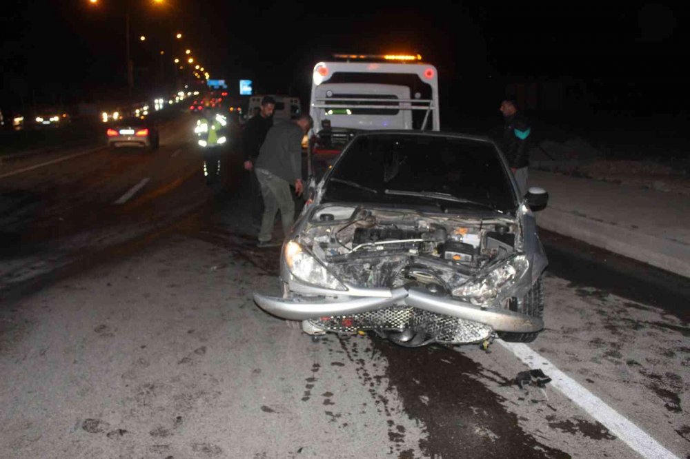 Islak yolda kaza yapan otomobil taklalar atarak refüje çıktı! 2 yaralı