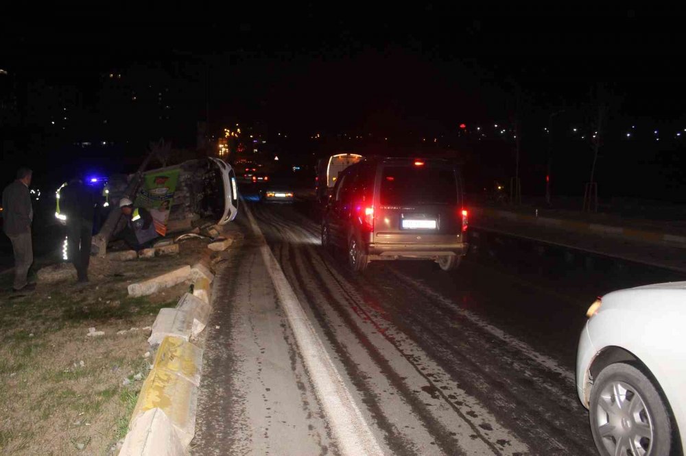 Islak yolda kaza yapan otomobil taklalar atarak refüje çıktı! 2 yaralı