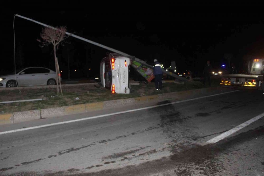 Islak yolda kaza yapan otomobil taklalar atarak refüje çıktı! 2 yaralı