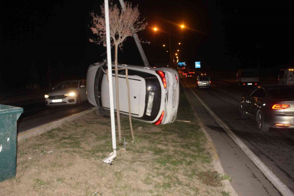Islak yolda kaza yapan otomobil taklalar atarak refüje çıktı! 2 yaralı