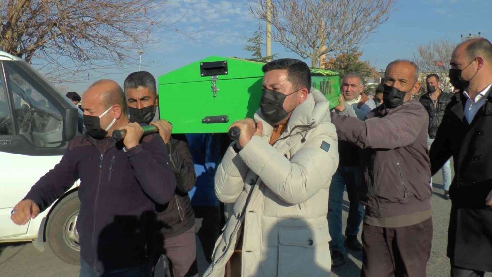 Konya'daki korkunç kazada ölen Karaca ailesinden 3 kişi Nevşehir'de toprağa verildi