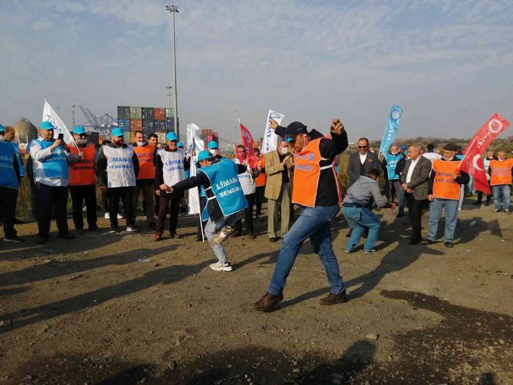 Sendika üyesi diye işten çıkarılan işçiler ve mesai arkadaşları eylem yaptı