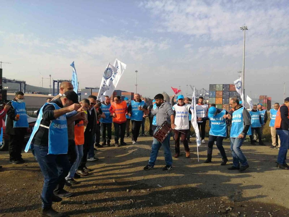 Sendika üyesi diye işten çıkarılan işçiler ve mesai arkadaşları eylem yaptı