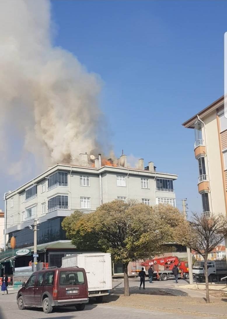 Konya’da 4 katlı binanın çatısında yangın! 1 itfaiye eri hastanelik oldu