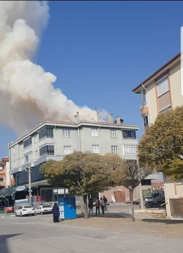 Konya’da 4 katlı binanın çatısında yangın! 1 itfaiye eri hastanelik oldu