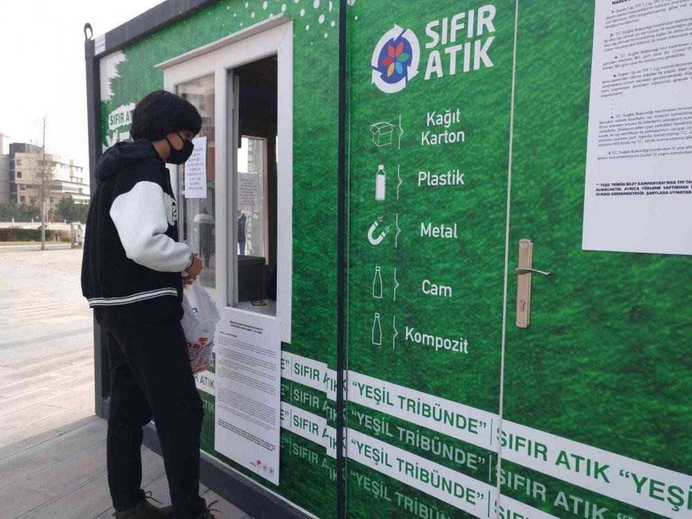 Konya’da 5 plastik veya cam şişe getiren Konyaspor maçı biletini kaptı