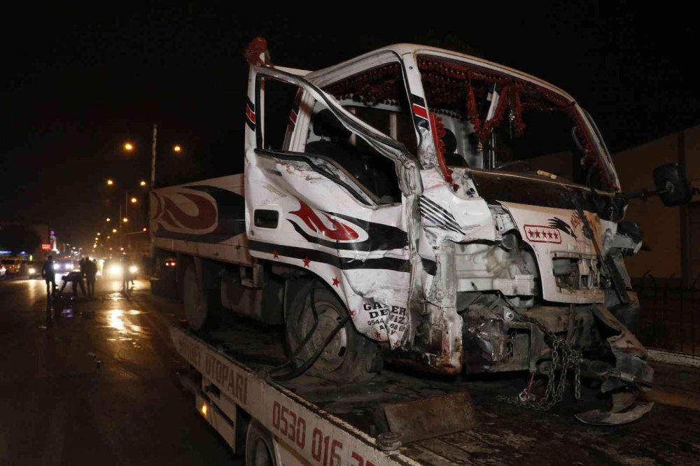 Adana'da feci kaza! Aydınlatma direğine çarpan kamyonette 1 ölü 2 yaralı