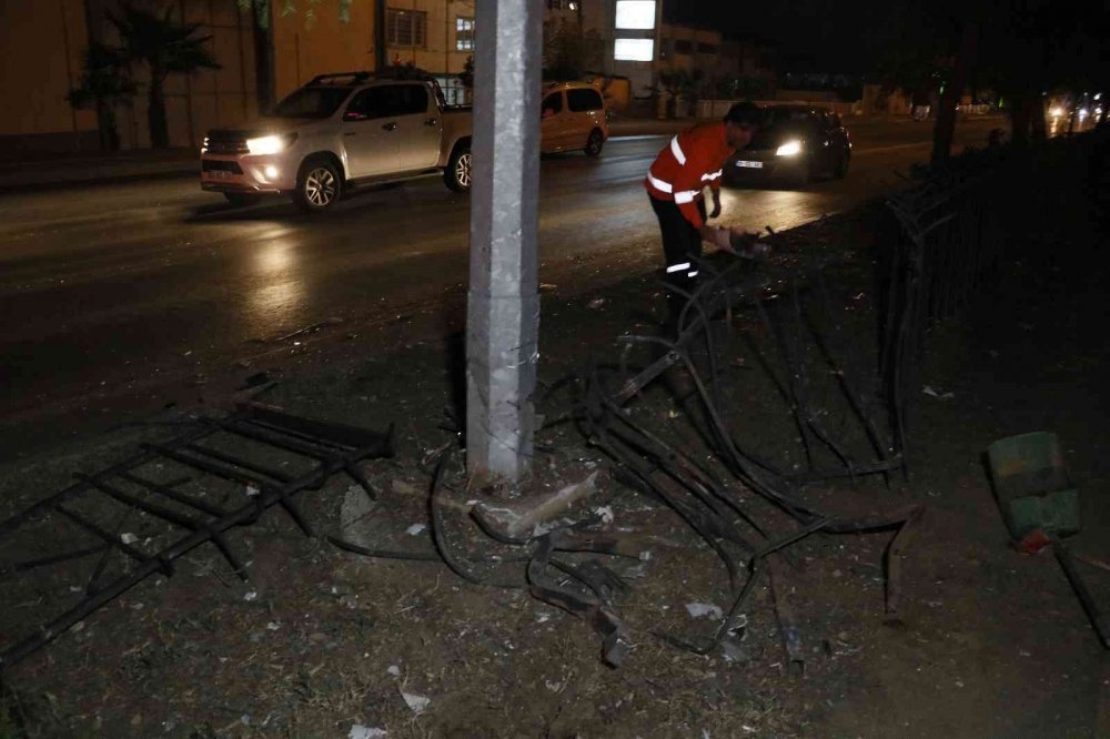 Adana'da feci kaza! Aydınlatma direğine çarpan kamyonette 1 ölü 2 yaralı