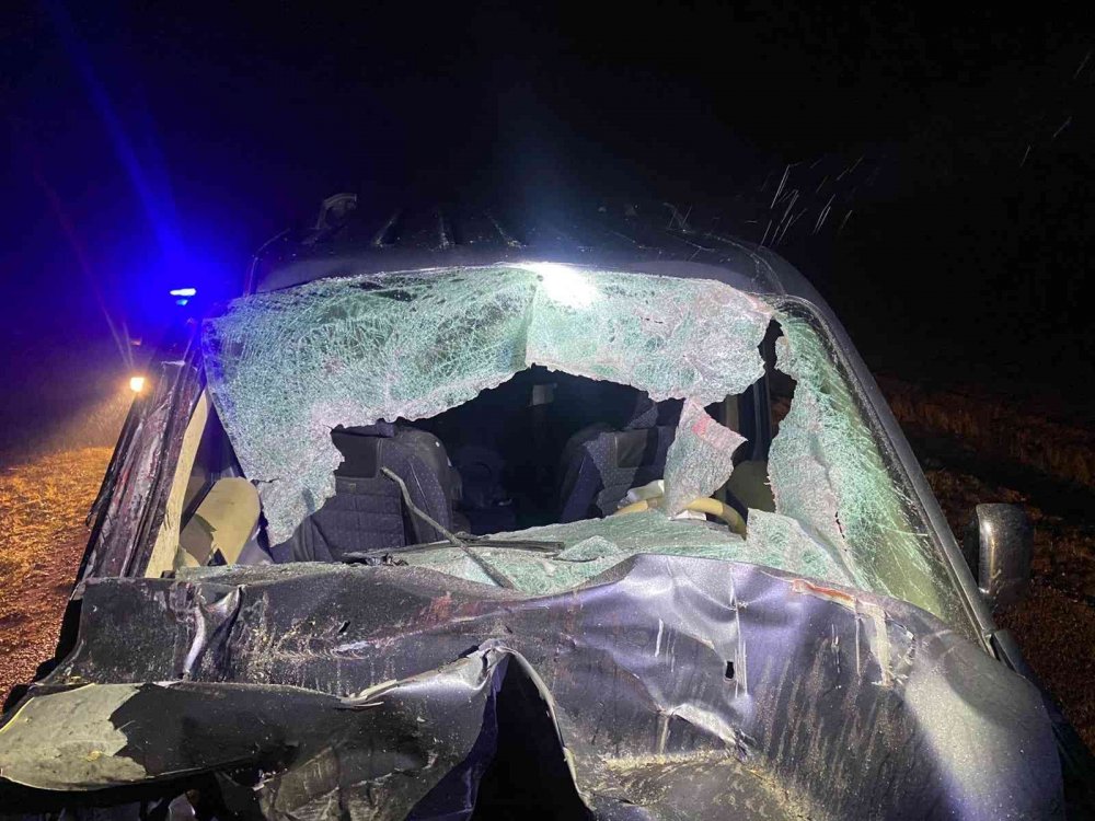 Afyon'da ticari araç traktöre çarptı! 3’ü çocuk 9 ağır yaralı