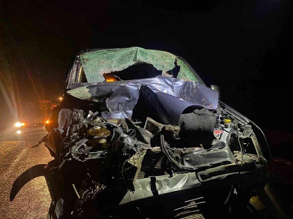 Afyon'da ticari araç traktöre çarptı! 3’ü çocuk 9 ağır yaralı