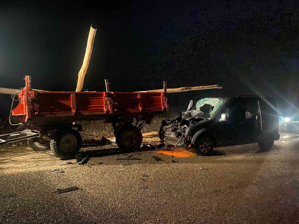 Afyon'da ticari araç traktöre çarptı! 3’ü çocuk 9 ağır yaralı
