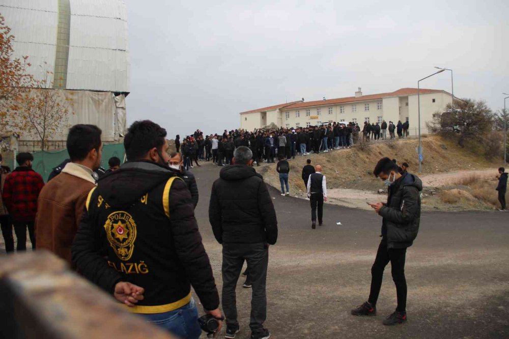 Deplasman yasağından habersiz 2 otobüs Beşiktaşlı taraftar salona giremedi