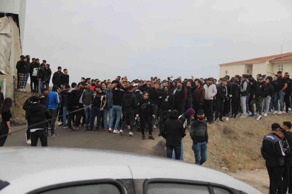 Deplasman yasağından habersiz 2 otobüs Beşiktaşlı taraftar salona giremedi