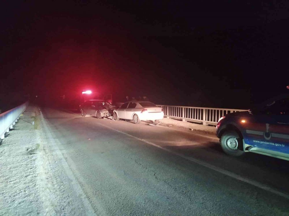 İki otomobil köprü üzerinde kafa kafaya çarpıştı! 6 yaralı