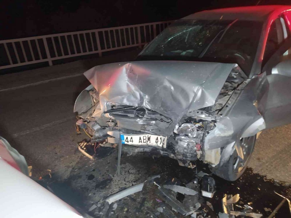 İki otomobil köprü üzerinde kafa kafaya çarpıştı! 6 yaralı