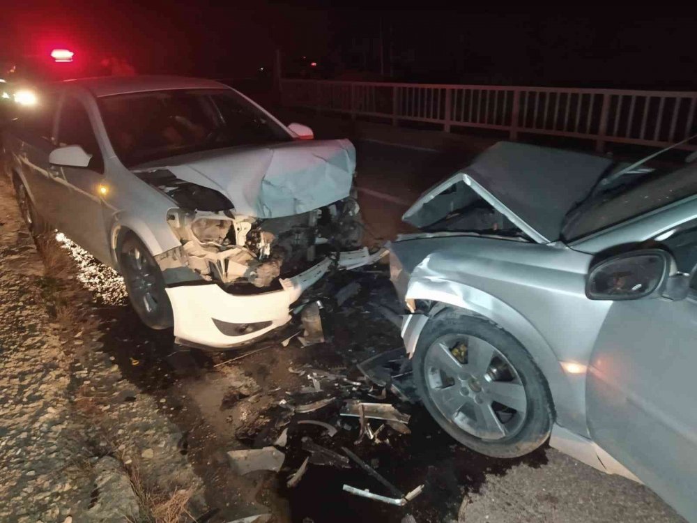 İki otomobil köprü üzerinde kafa kafaya çarpıştı! 6 yaralı
