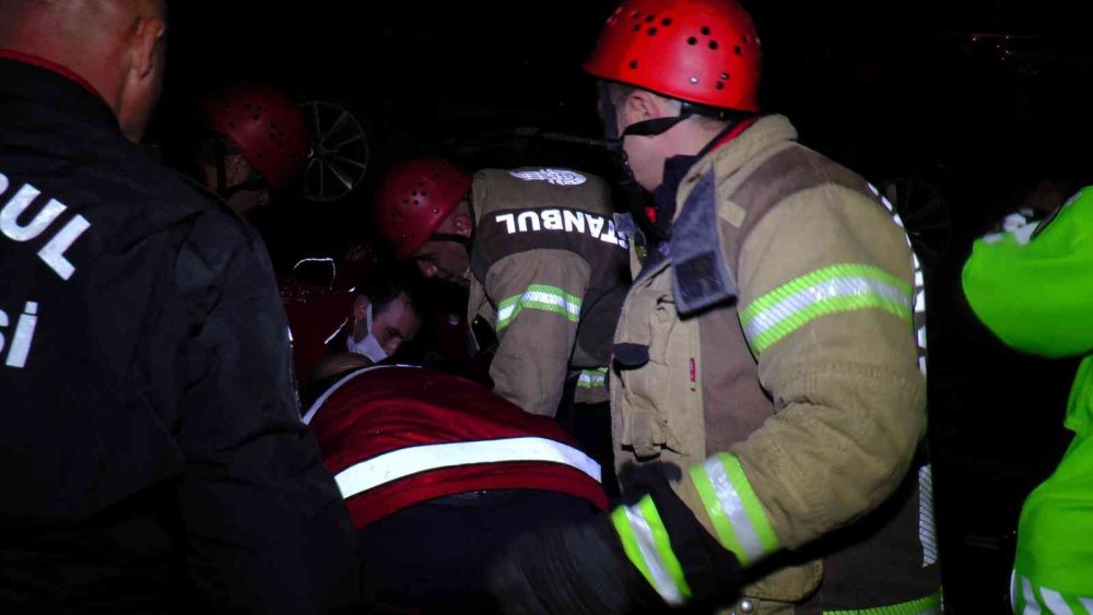 Islak zeminde kontrolden çıkan otomobil 50 metreden uçtu! Anne ve kızı yaralandı