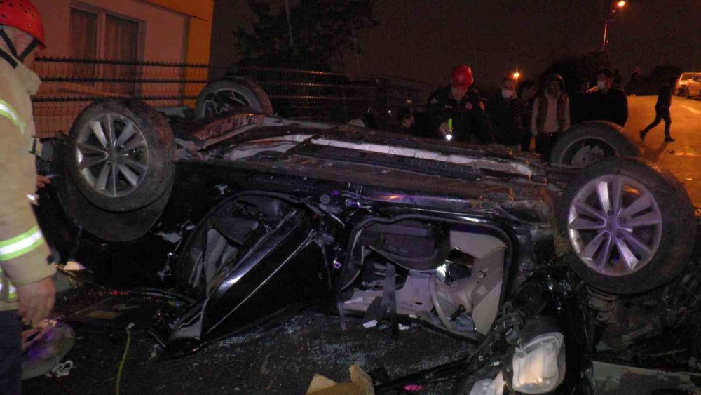 Islak zeminde kontrolden çıkan otomobil 50 metreden uçtu! Anne ve kızı yaralandı