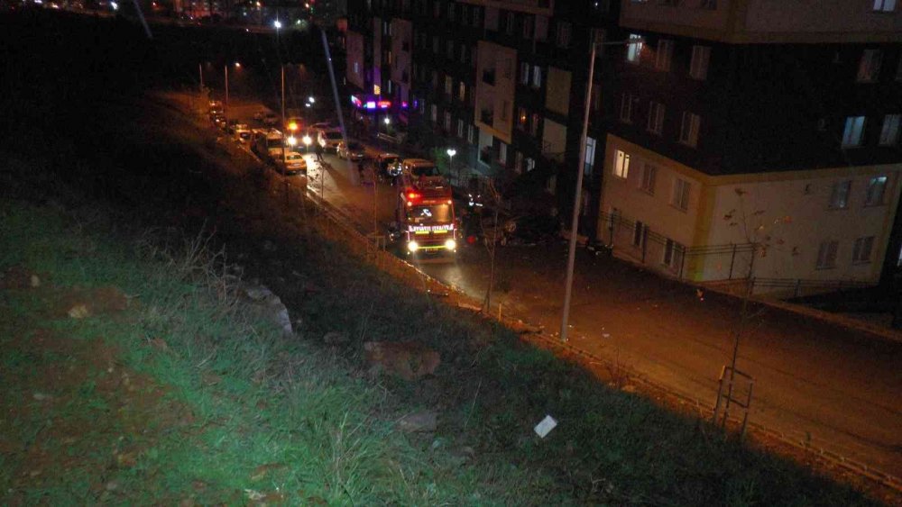 Islak zeminde kontrolden çıkan otomobil 50 metreden uçtu! Anne ve kızı yaralandı