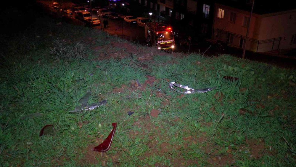 Islak zeminde kontrolden çıkan otomobil 50 metreden uçtu! Anne ve kızı yaralandı