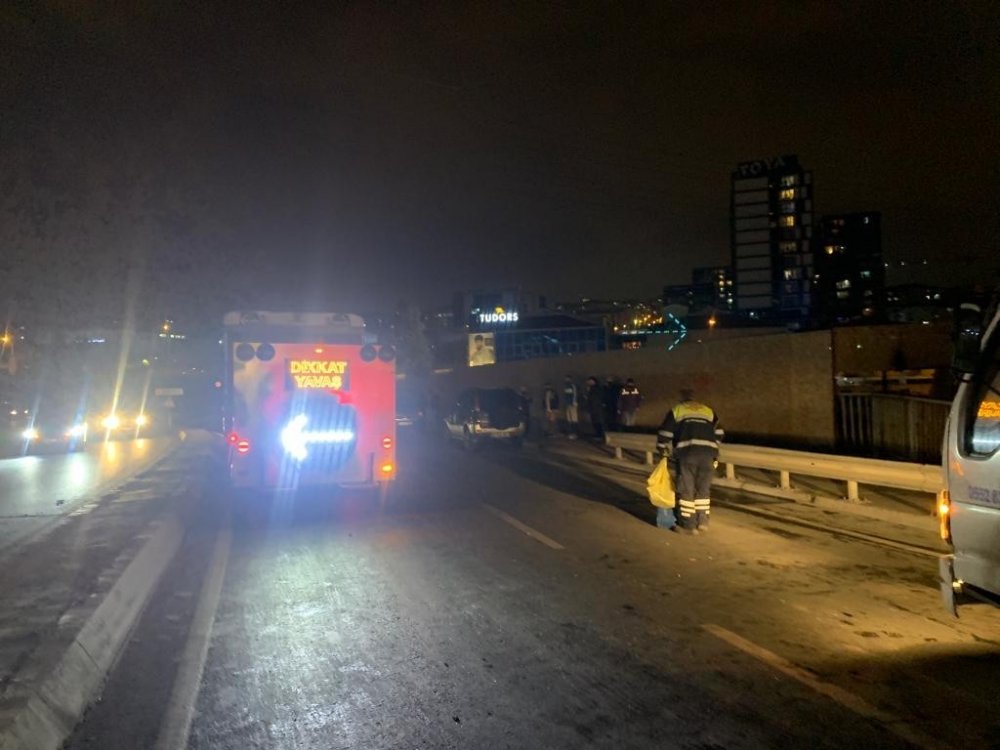 İstanbul'da karşı şeride uçan araç taksiyle kafa kafaya çarpıştı! 2si ağır 3 yaralı