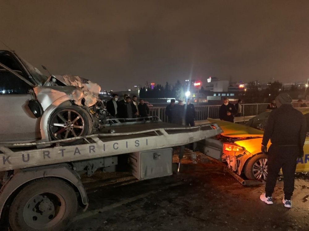 İstanbul'da karşı şeride uçan araç taksiyle kafa kafaya çarpıştı! 2si ağır 3 yaralı