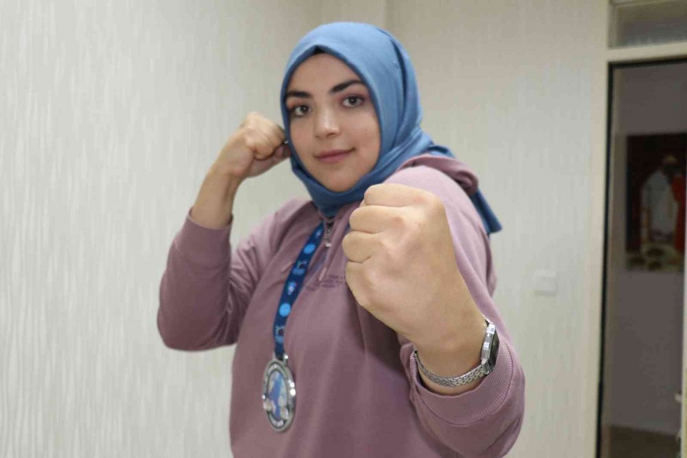 Kick Boks dünya ikincisi Şeyma Canpolat: Kadınsın yapamazsın dediler..
