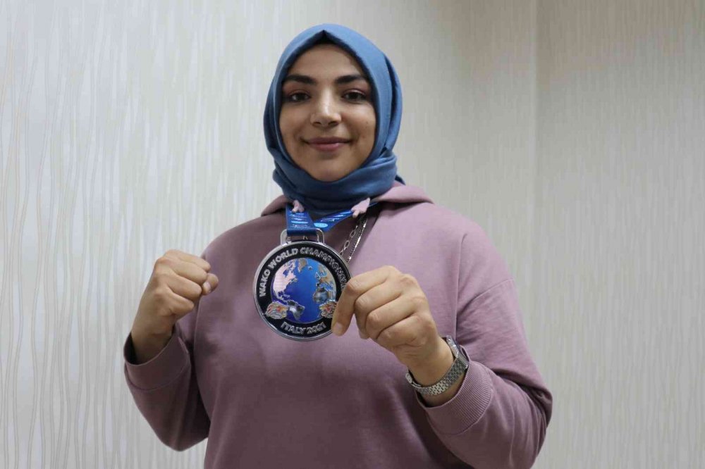 Kick Boks dünya ikincisi Şeyma Canpolat: Kadınsın yapamazsın dediler..