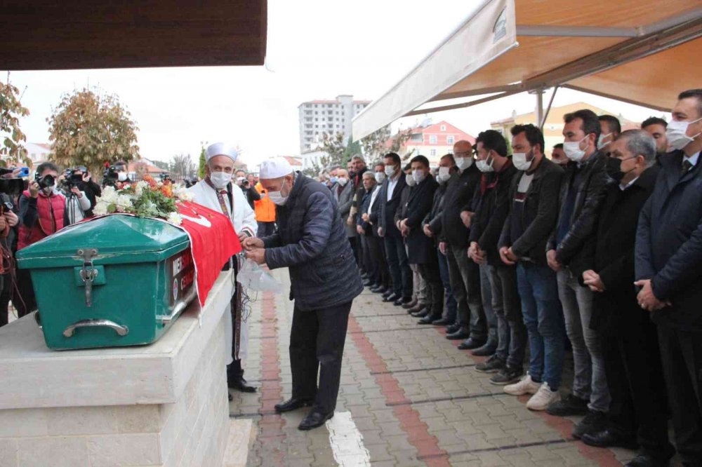 Minik Müslüme Karaman'da gözyaşlarıyla defnedildi! Ailesinden 8 kişi cenazeye katılamadı