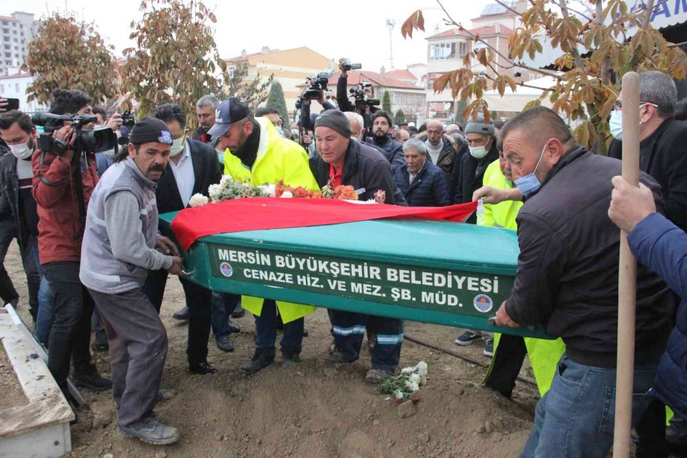 Minik Müslüme Karaman'da gözyaşlarıyla defnedildi! Ailesinden 8 kişi cenazeye katılamadı