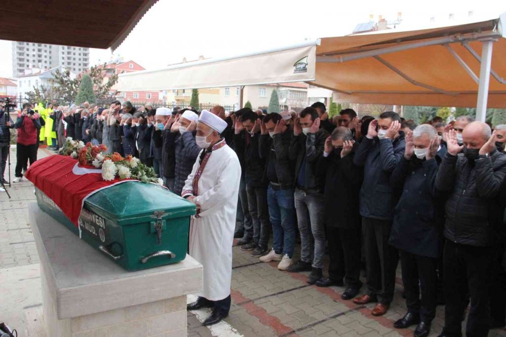 Minik Müslüme Karaman'da gözyaşlarıyla defnedildi! Ailesinden 8 kişi cenazeye katılamadı