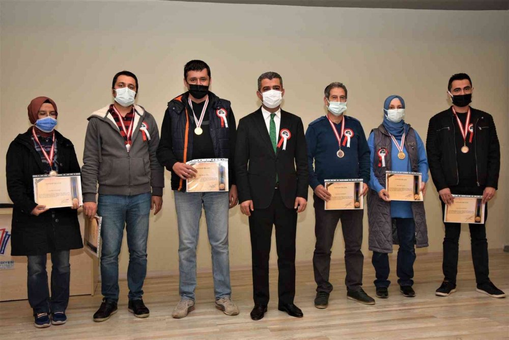 Aklınla '1000 Yaşa Öğretmenim' Zekâ Oyunları Turnuvası şampiyonlarına ödül