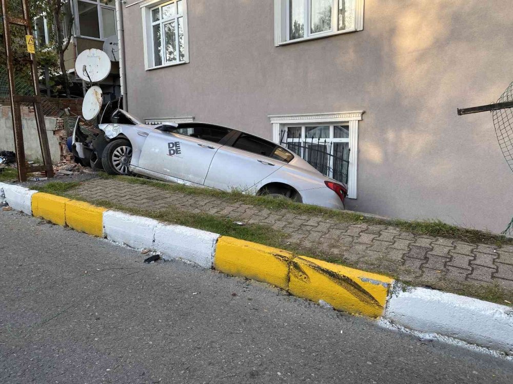 Babasının şirket otomobilini kaçıran çocuk dehşet saçtı! 4 çocuk kaçtı 1 yaralı