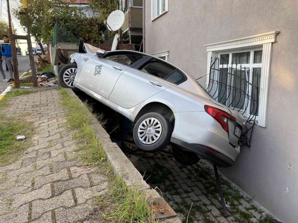 Babasının şirket otomobilini kaçıran çocuk dehşet saçtı! 4 çocuk kaçtı 1 yaralı