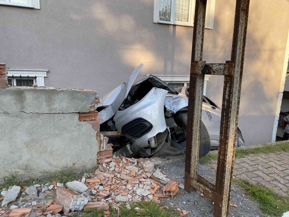 Babasının şirket otomobilini kaçıran çocuk dehşet saçtı! 4 çocuk kaçtı 1 yaralı